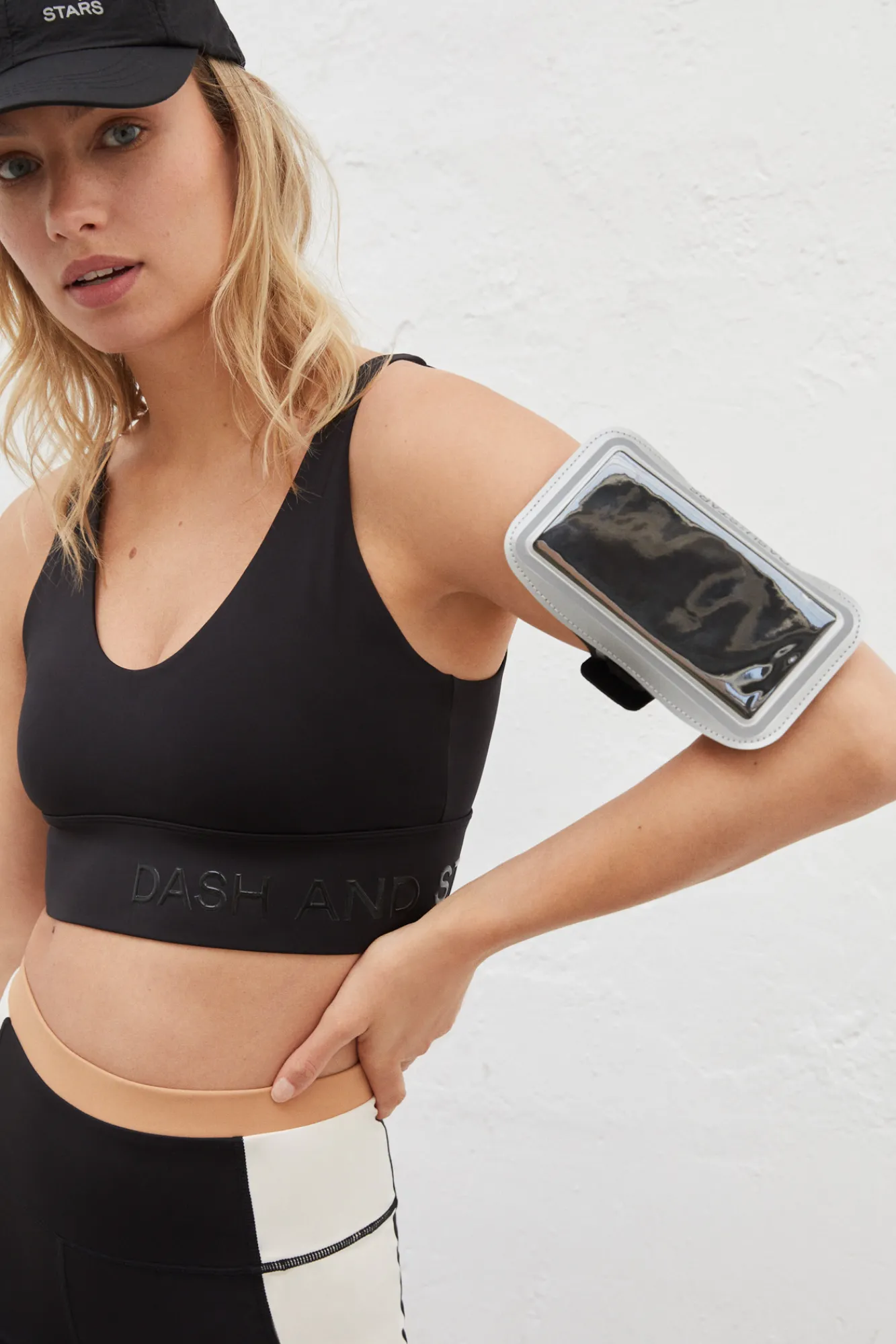 Dash and Stars Brazalete Porta Movil Gris Hot