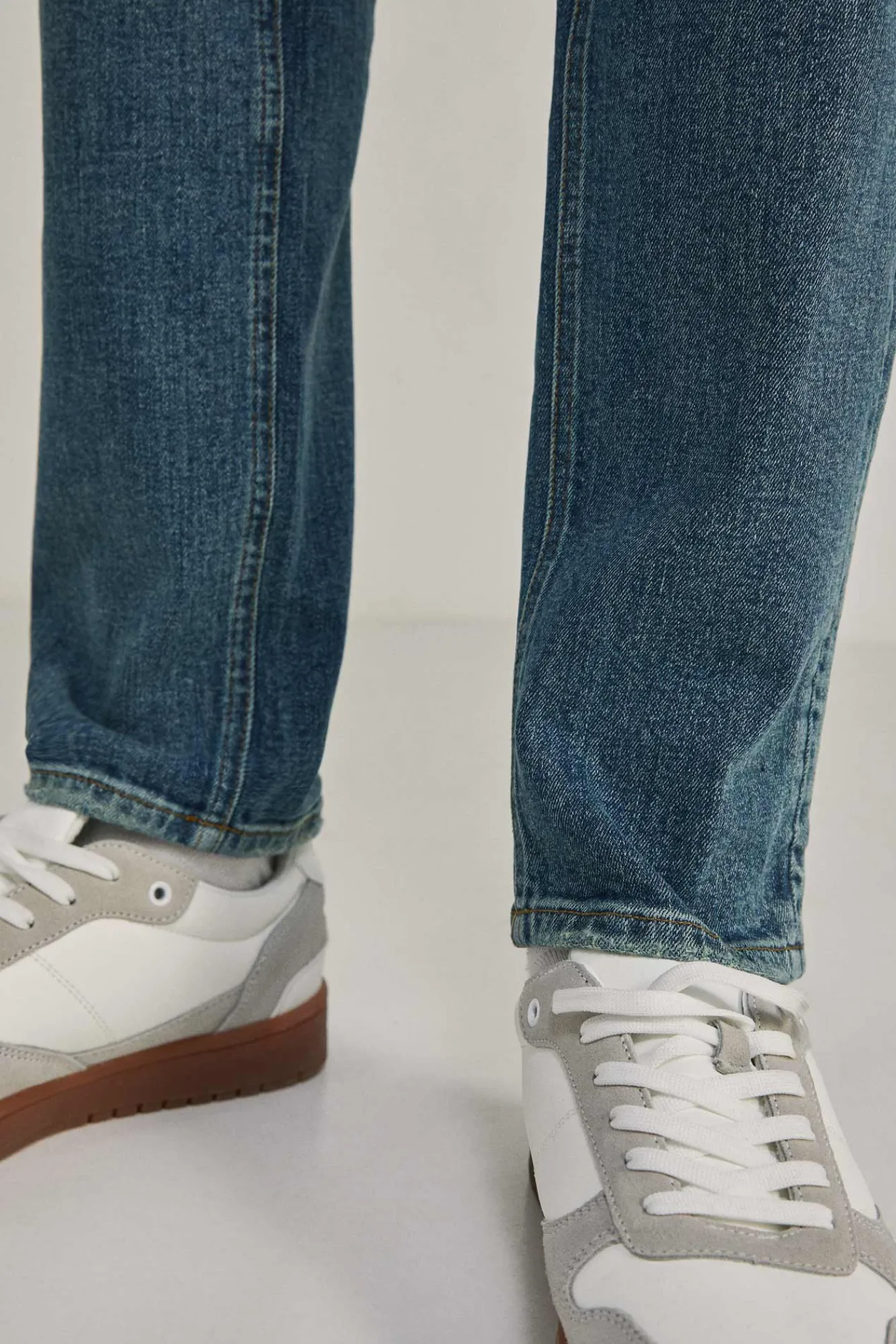* Jeans Slim Lavado Medio Ensuciado Turquesa Hot