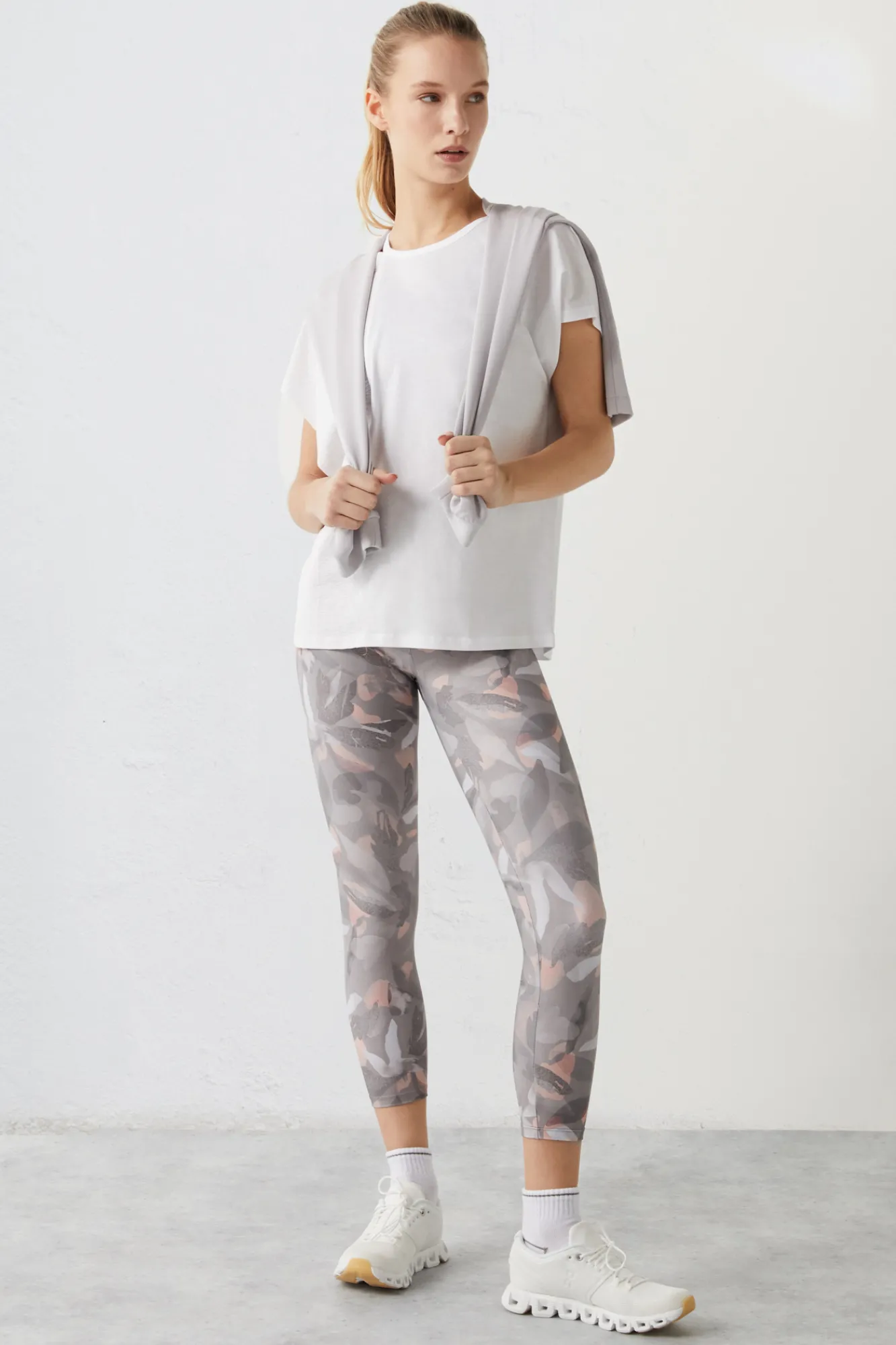Dash and Stars Leggings Crop Flores 4D Stretch Gris