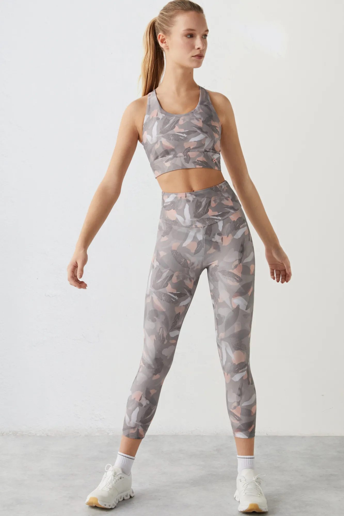 Dash and Stars Leggings Crop Flores 4D Stretch Gris