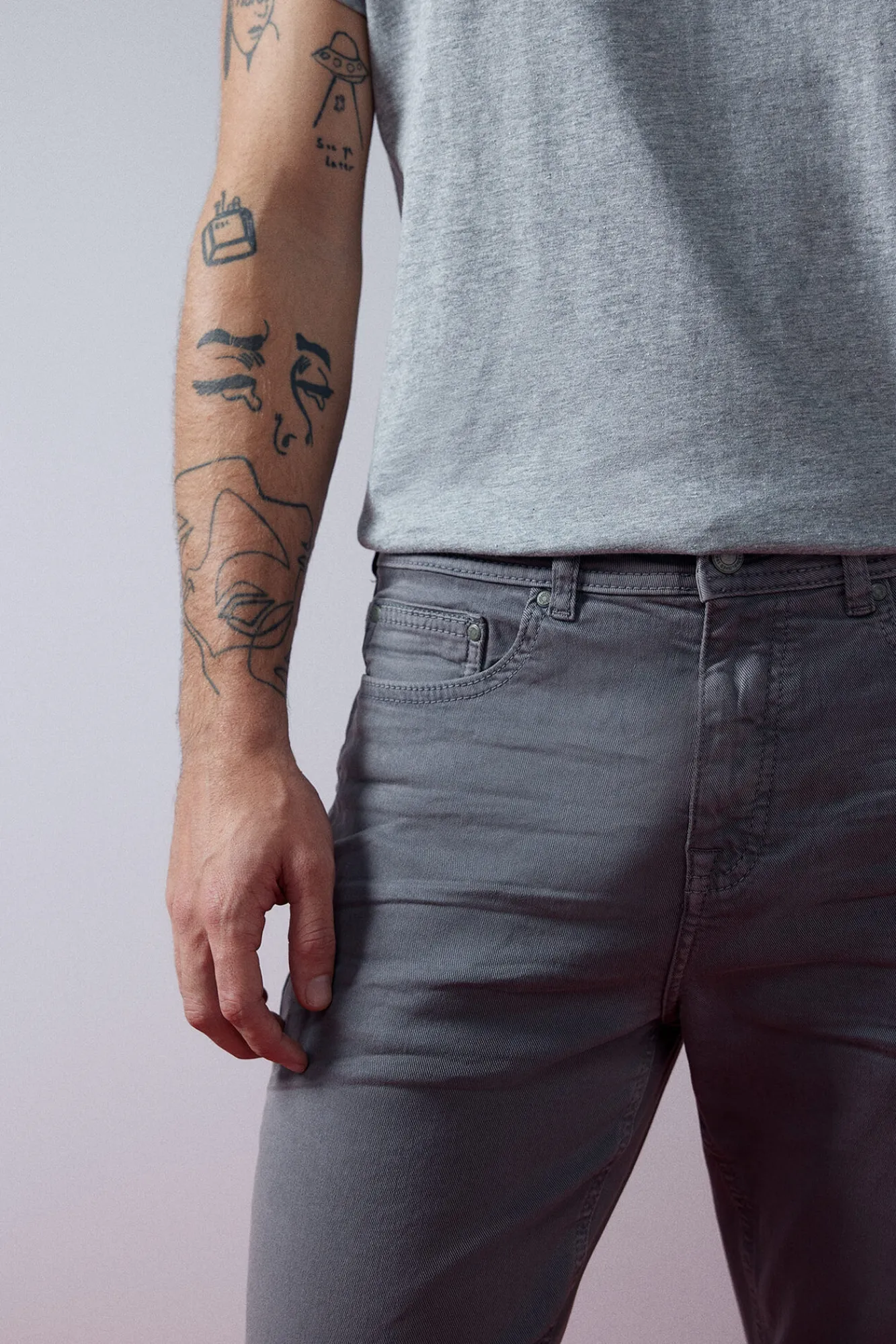 * Pantalon Slim 5 Bolsillos Color Gris Oscuro Online