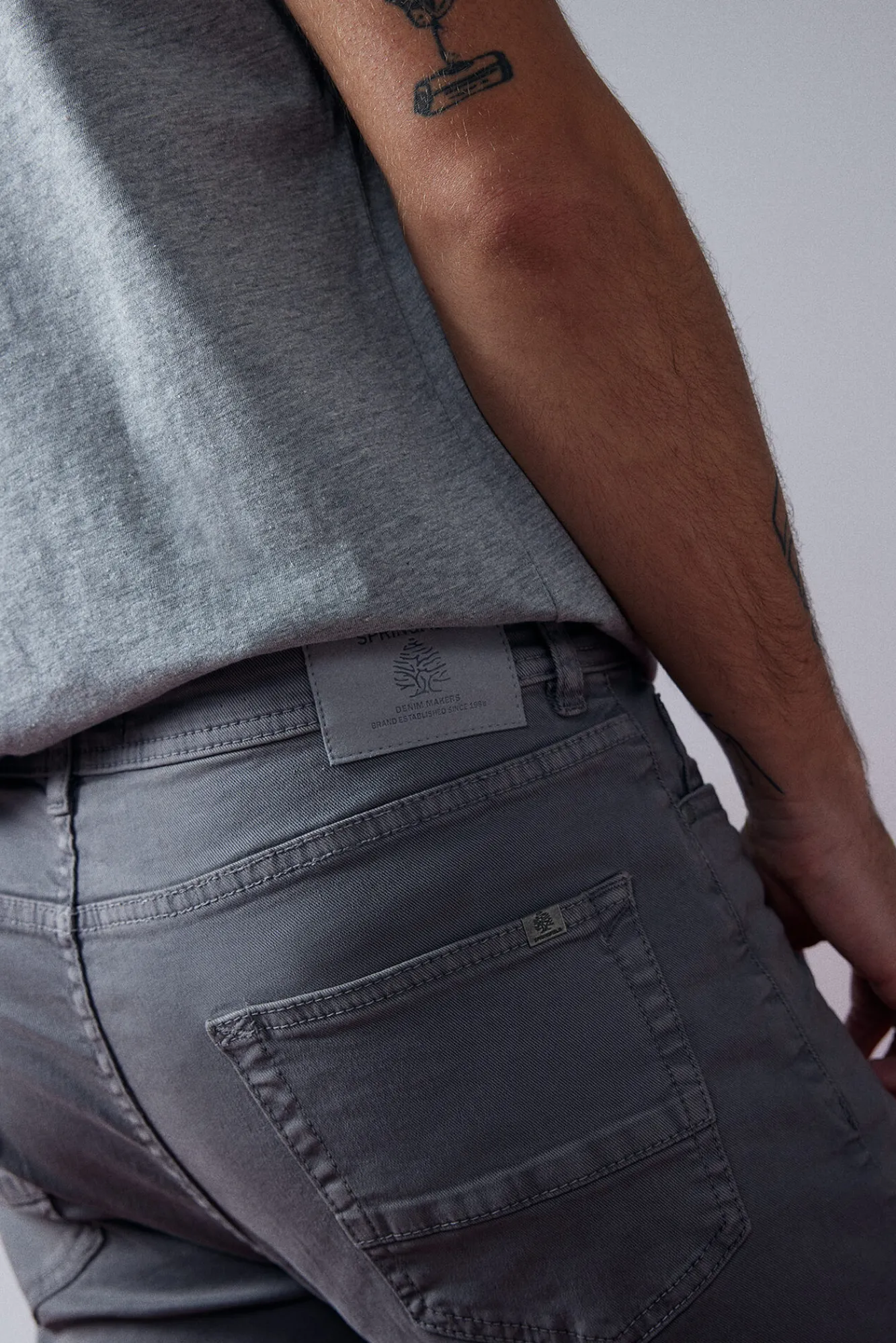 * Pantalon Slim 5 Bolsillos Color Gris Oscuro Online