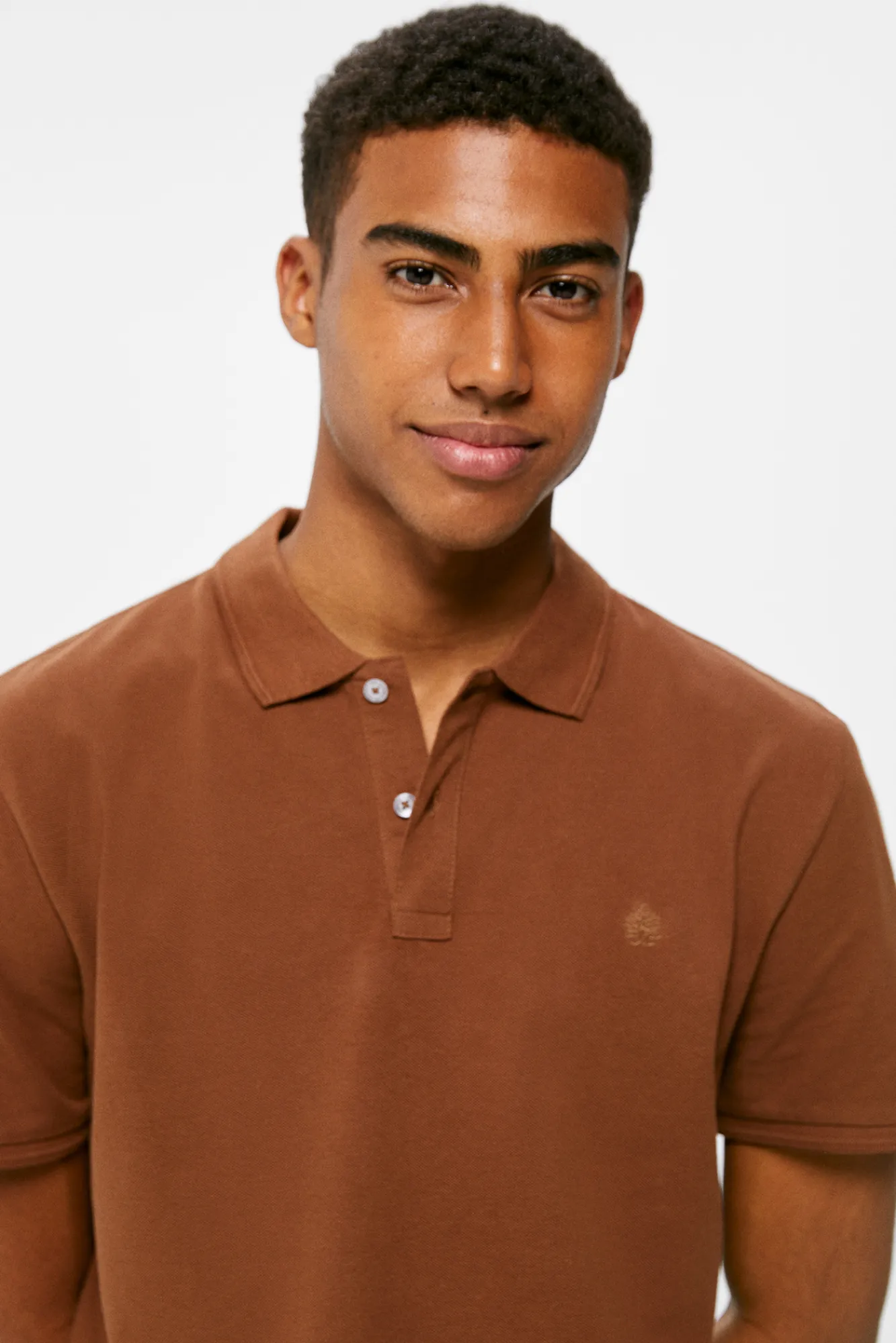 * Polo Basico Pique Slim Marron Medio Online