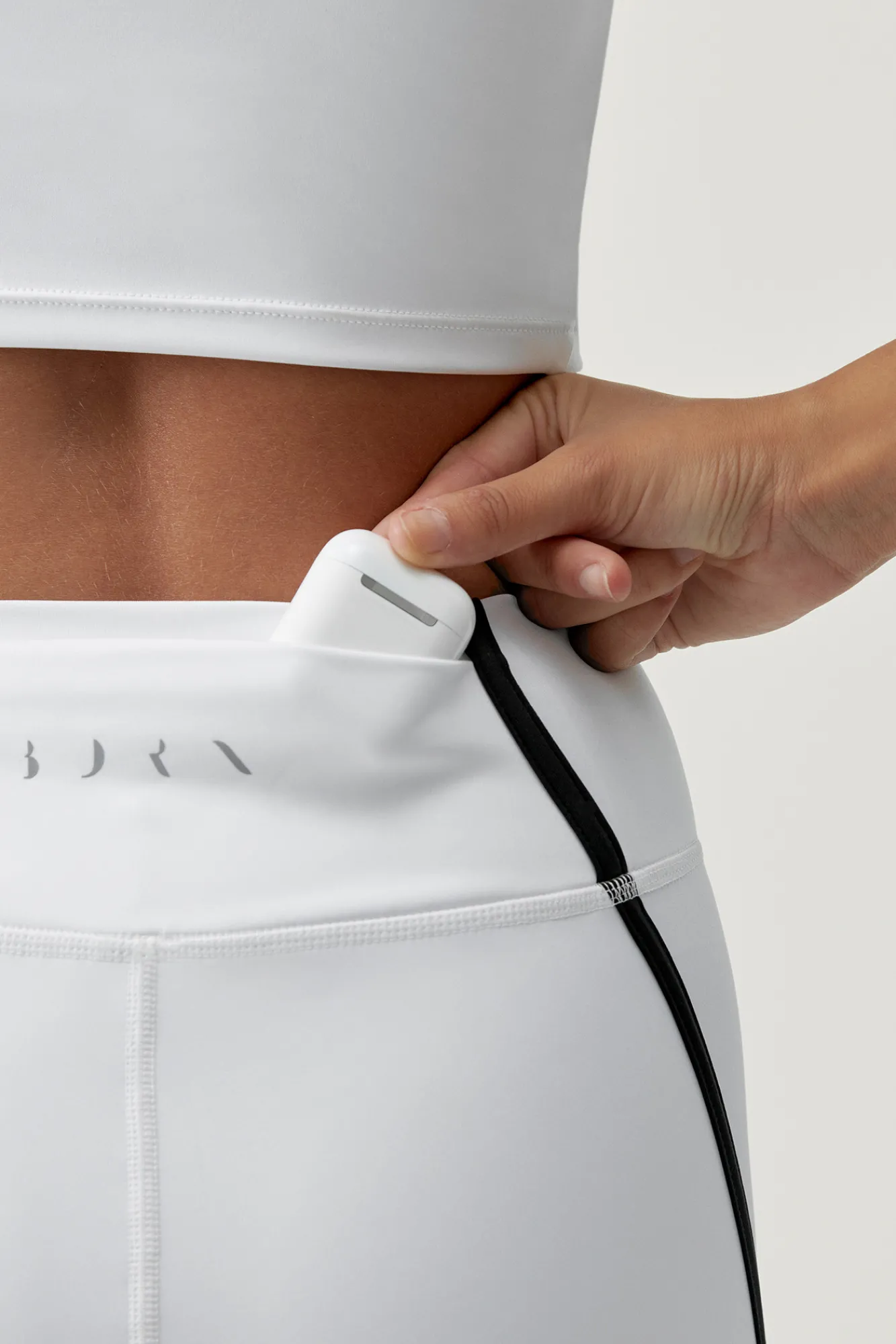 Born Living Yoga Short Daira White/Black Blanco Hot
