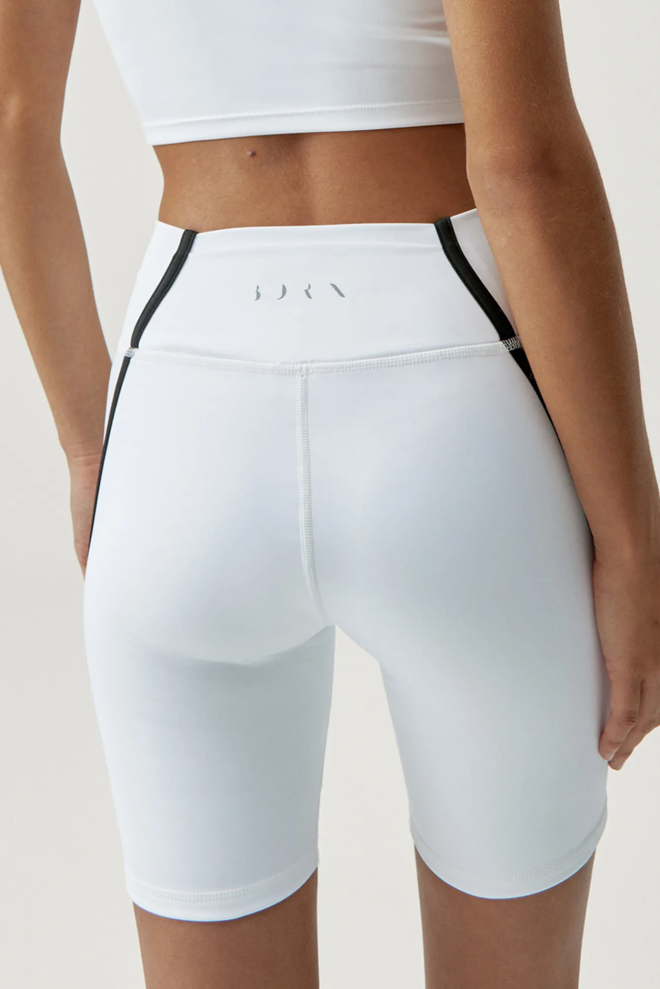 Born Living Yoga Short Daira White/Black Blanco Hot