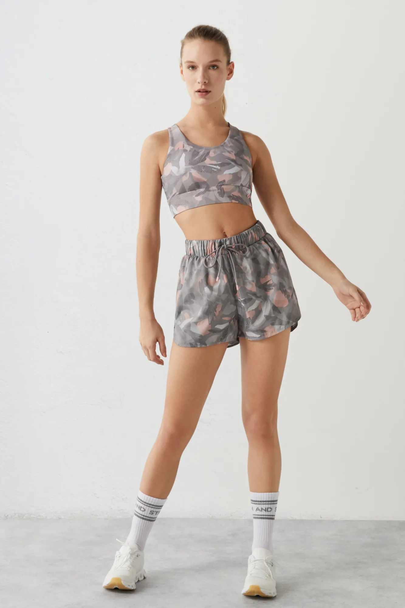 Dash and Stars Sujetador Deportivo Flores 4D Stretch Gris New