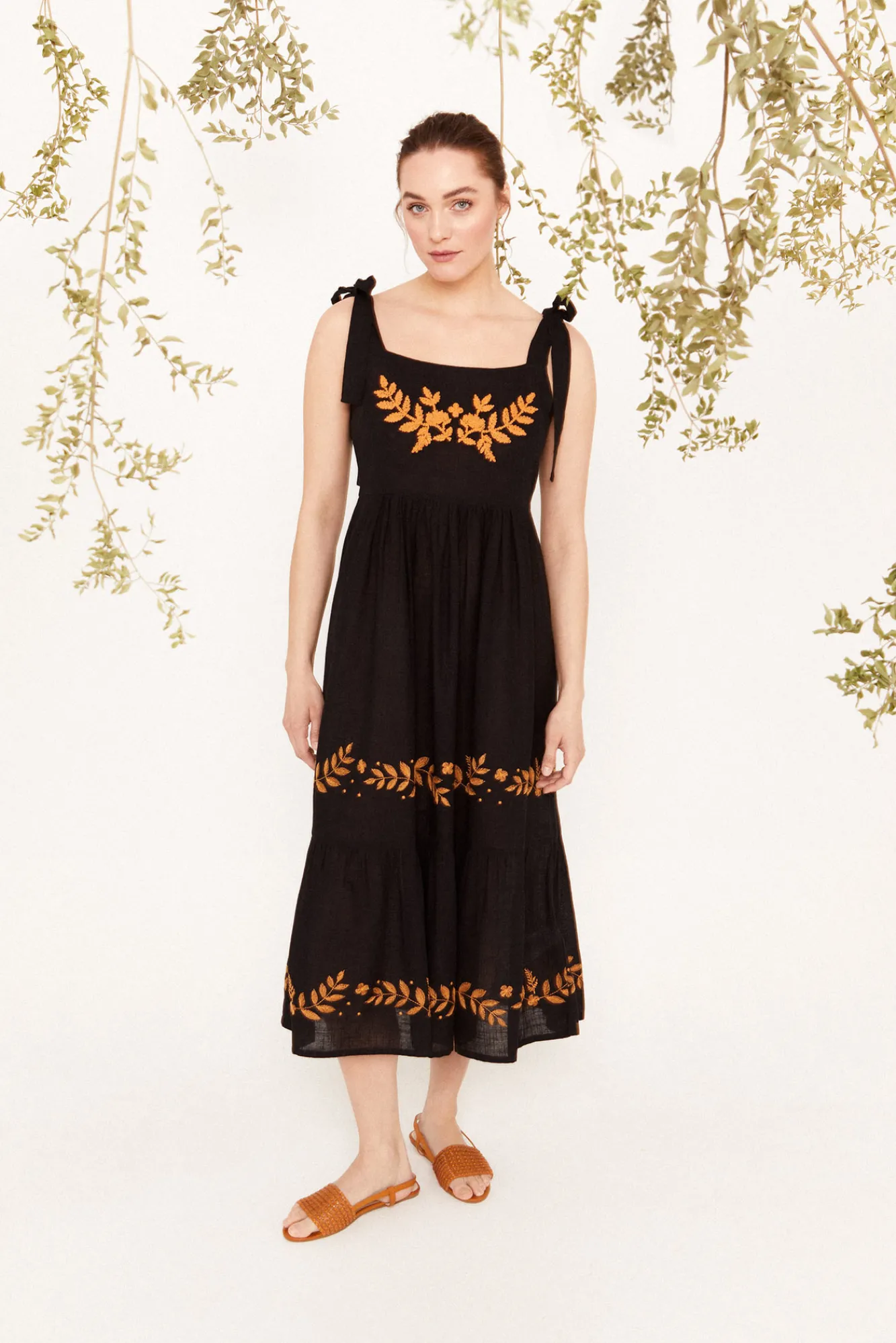 Cortefiel Vestido Bordado Negro
