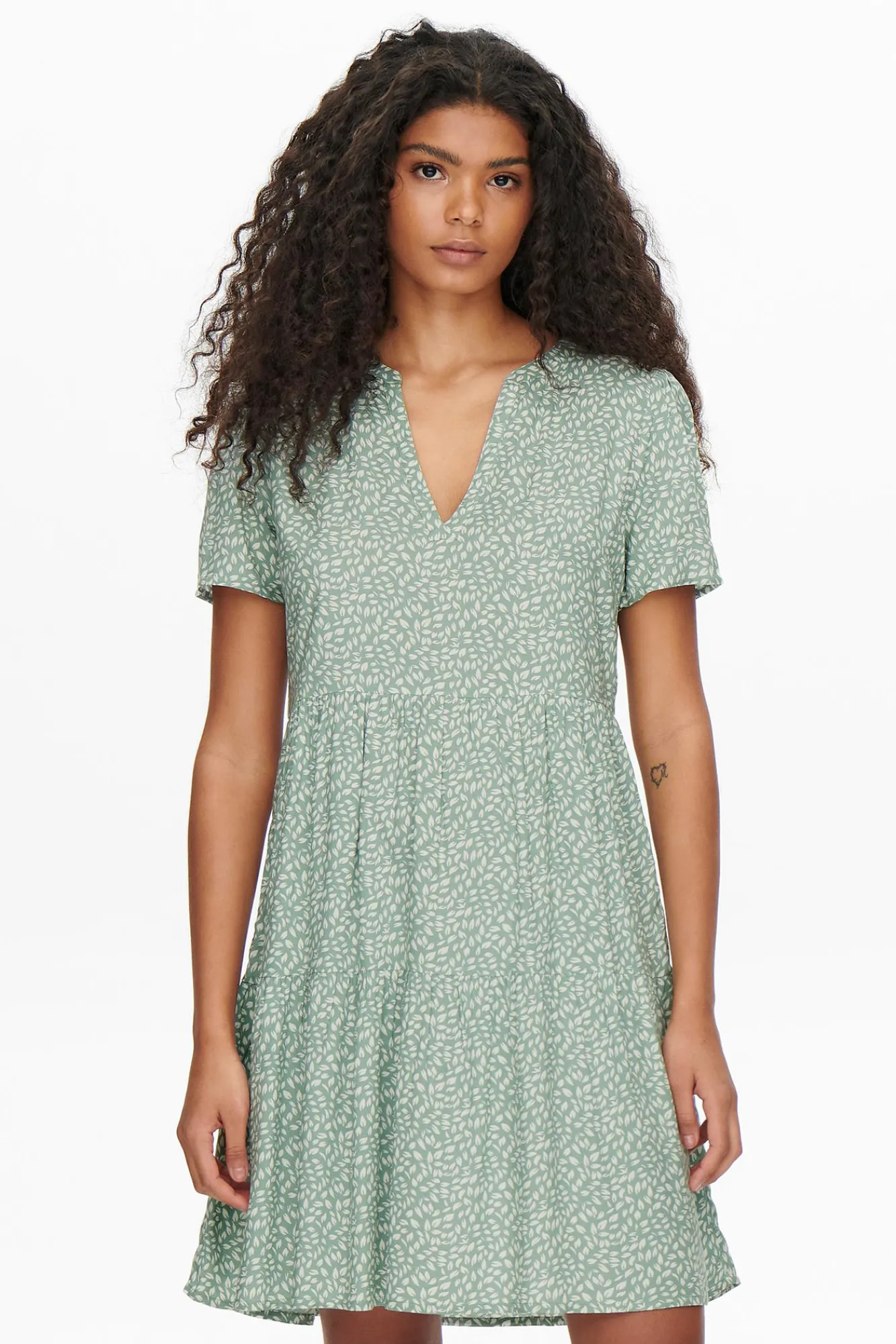 Only Vestido Corto Manga Corta Verde Hot