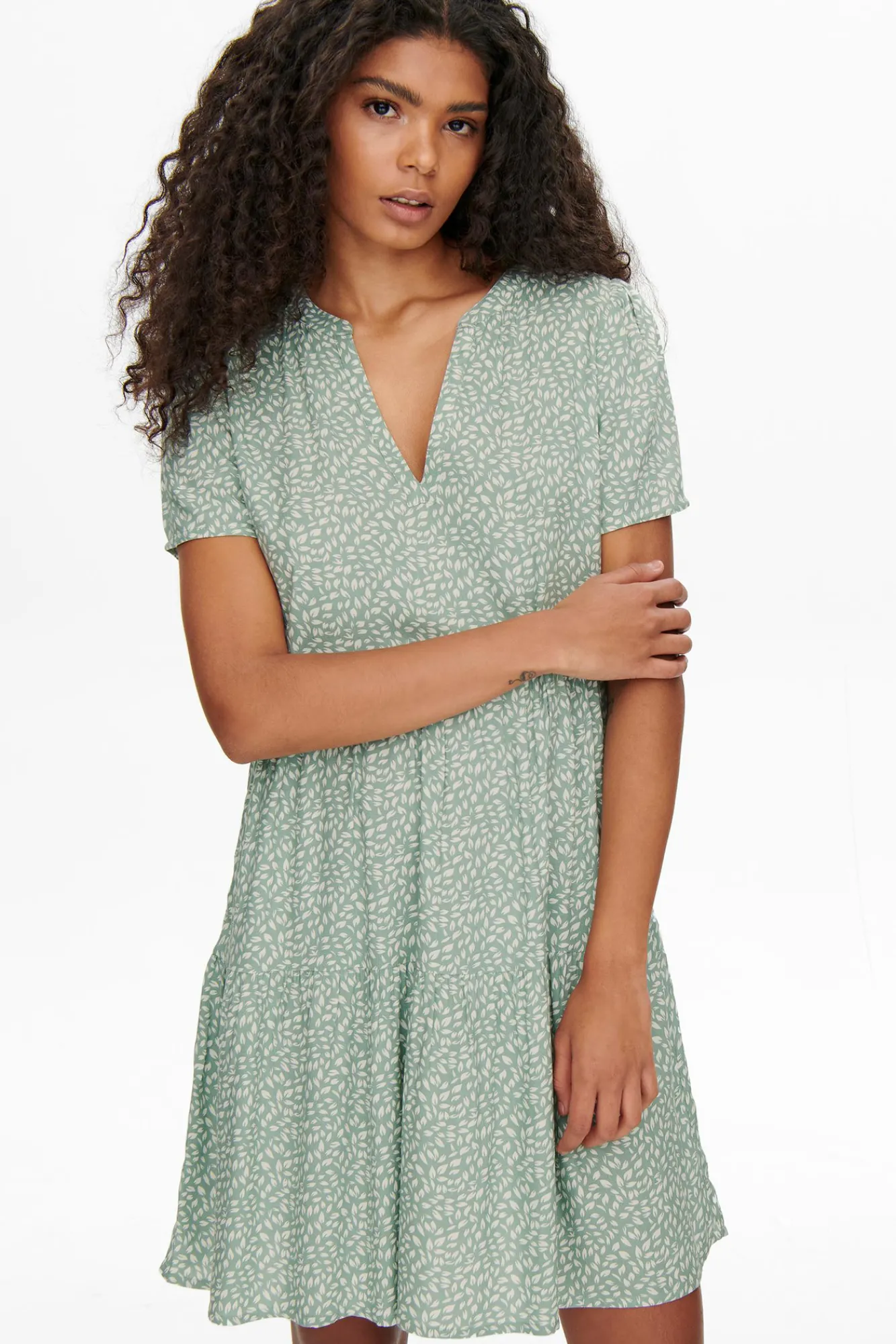Only Vestido Corto Manga Corta Verde Hot
